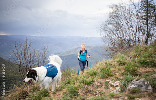 Obraz na płótnie fit woman hiking with her dog w salonie