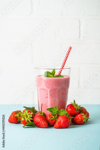 Obraz na płótnie Strawberry smoothie or milkshake on white. w salonie