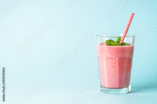 Obraz na płótnie Strawberry smoothie or milkshake on white. w salonie