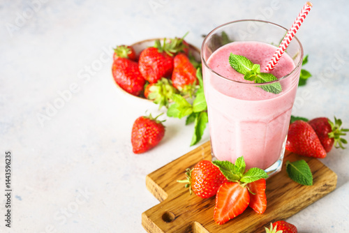 Obraz na płótnie Strawberry smoothie or milkshake on white. w salonie