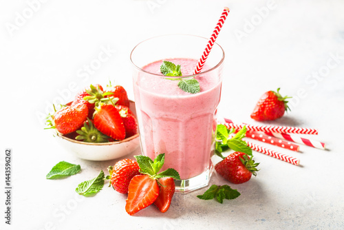 Obraz na płótnie Strawberry smoothie or milkshake on white. w salonie