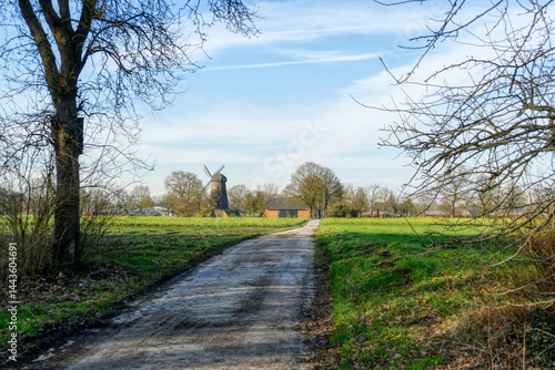 Landschaft mit Windmühle in der Lippeaue