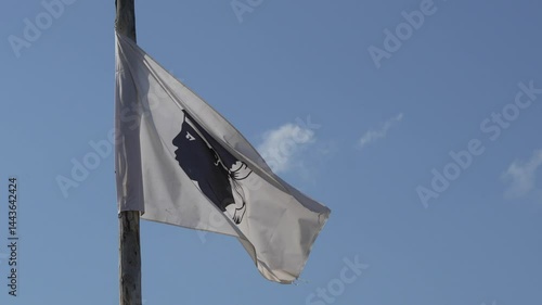 Drapeau de la Corse, ile de beauté, flottant au vent sous un ciel bleu