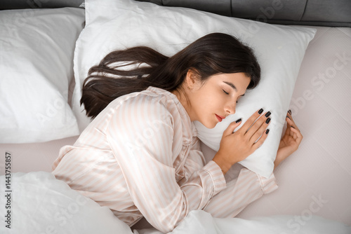 Young beautiful woman sleep...