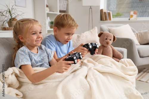 Little kids playing video g...