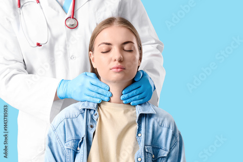 Male endocrinologist examin...
