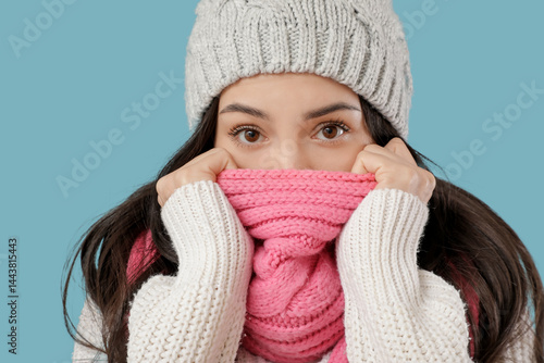 Frozen young woman in winte...