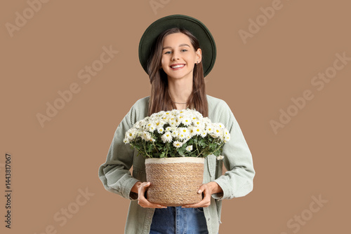 Stylish young woman with ch...