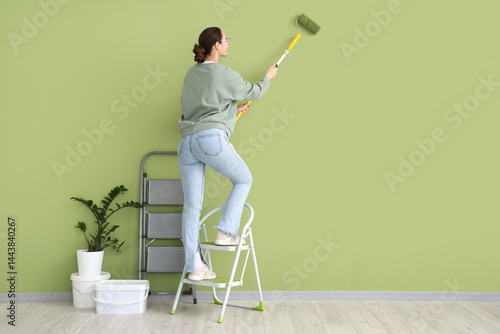 Young woman with roller pai...