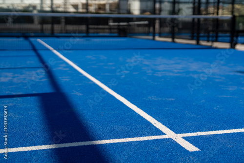 Cuadro en lienzo White court line on blue synthetic padel court surface, close-up perspective wit