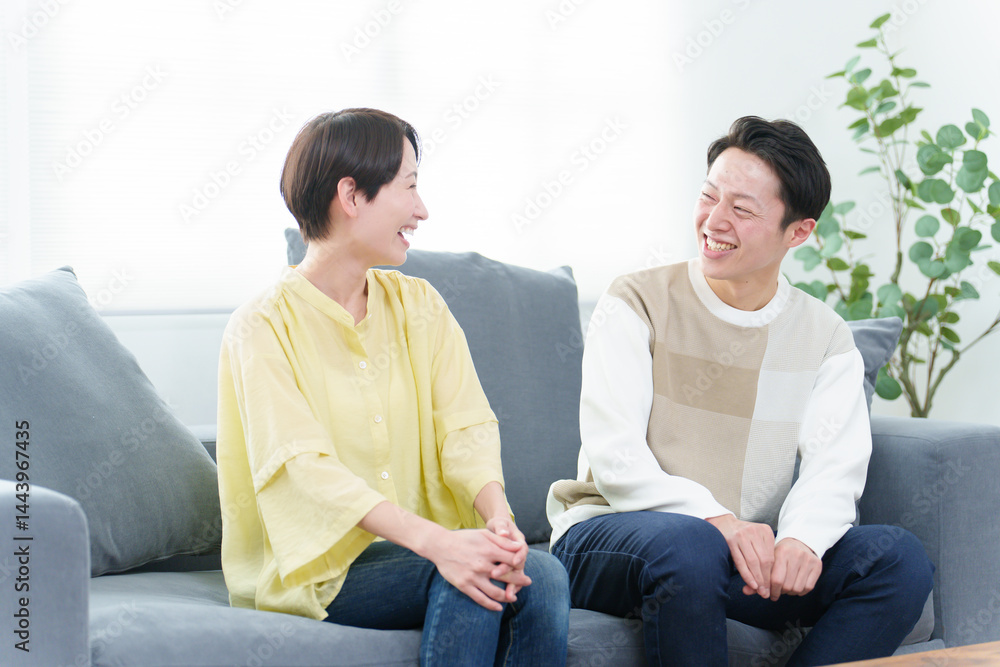リビングで雑談をする若い夫婦