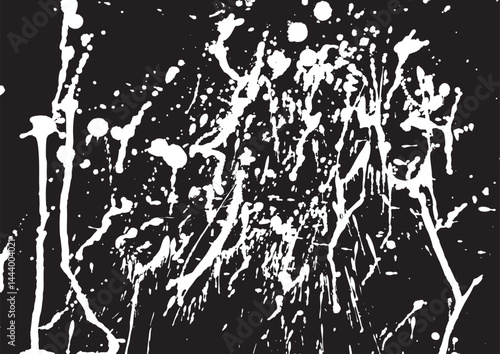 白インクの滴る液体と飛沫の黒い背景