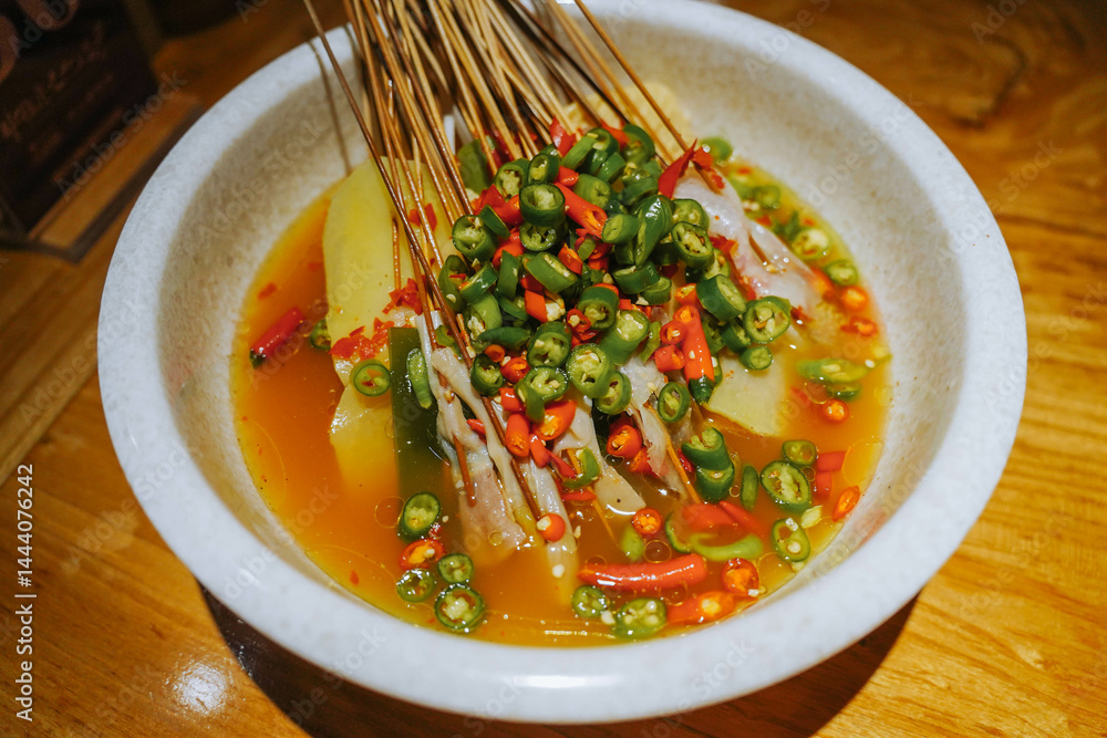 Leshan pot chicken has been a traditional Sichuan snack for 100 years, which refers to cold slices of chicken, served with chili sauce containing many spices in a pottery pot (Bobo)..