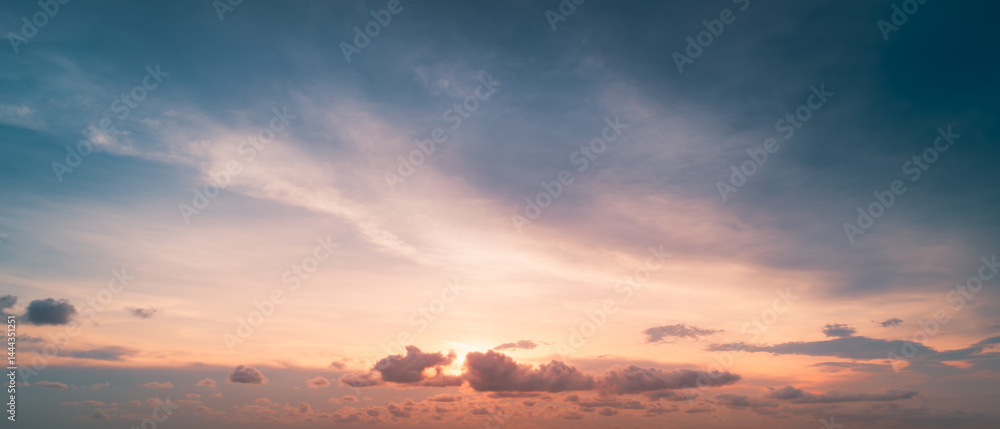 Obraz premium dramatic sky at sunset