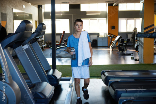 Obraz na płótnie Teenager boy preparing for cardio training workout at sport center w salonie