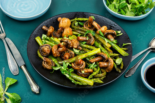 Schilderij op canvas Delicious and juicy green asparagus.