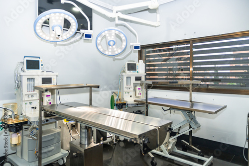 Obraz na płótnie Modern veterinary operating room prepared for surgery w salonie