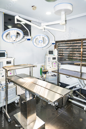Obraz na płótnie Modern veterinary operating room with surgical lights and equipment w salonie