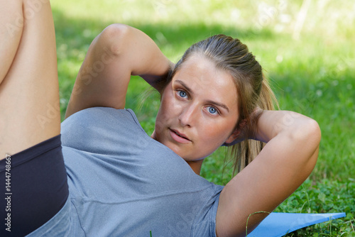 Obraz na płótnie woman doing abdominal crunches outdoors w salonie