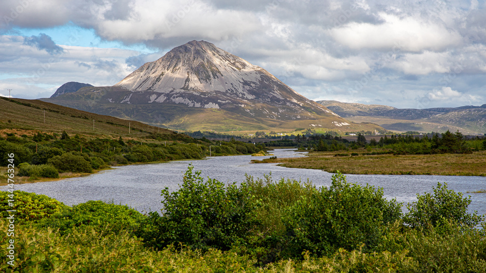 Fototapeta premium Lac devant la montagne Errigal, Donegal, Irlande