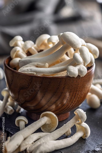 Obraz na płótnie Raw white shimeji mushrooms in bowl on cutting board. w salonie