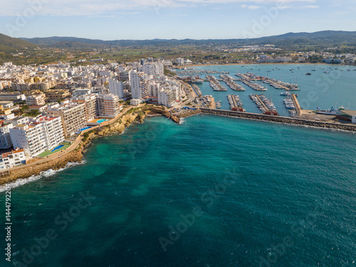 Faro y puerto de Ses Coves Blanques en Sant Antoni de Portmany en Ibiza, Islas Baleares