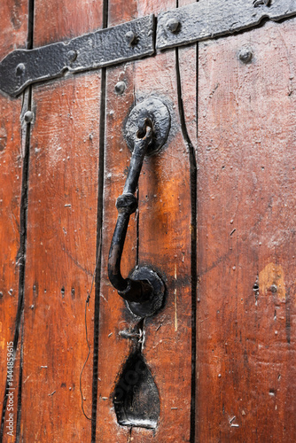 Obraz na płótnie Rustic door knocker on a wooden surface, Baku w salonie
