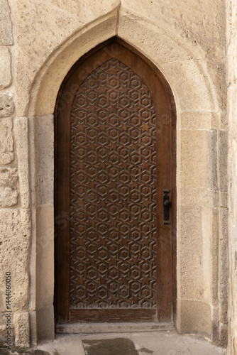Obraz na płótnie Vertical photo of a beautiful handcrafted wooden door set w salonie