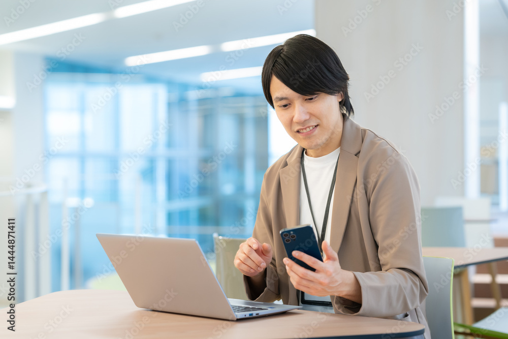 オフィスで働く若いエンジニア 撮影協力:学校法人電波学園 東京電子専門学校 オフィスで働く若いエンジニア 撮影協力:学校法人電波学園 東京電子専門学校