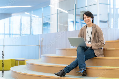 Foto オフィスで働く若いエンジニア　撮影協力：学校法人電波学園　東京電子専門学校