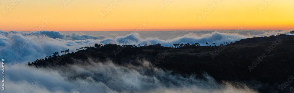 Obraz premium Beautiful Sunset Mountain View, Pico do Arieiro, Madeira Island.
