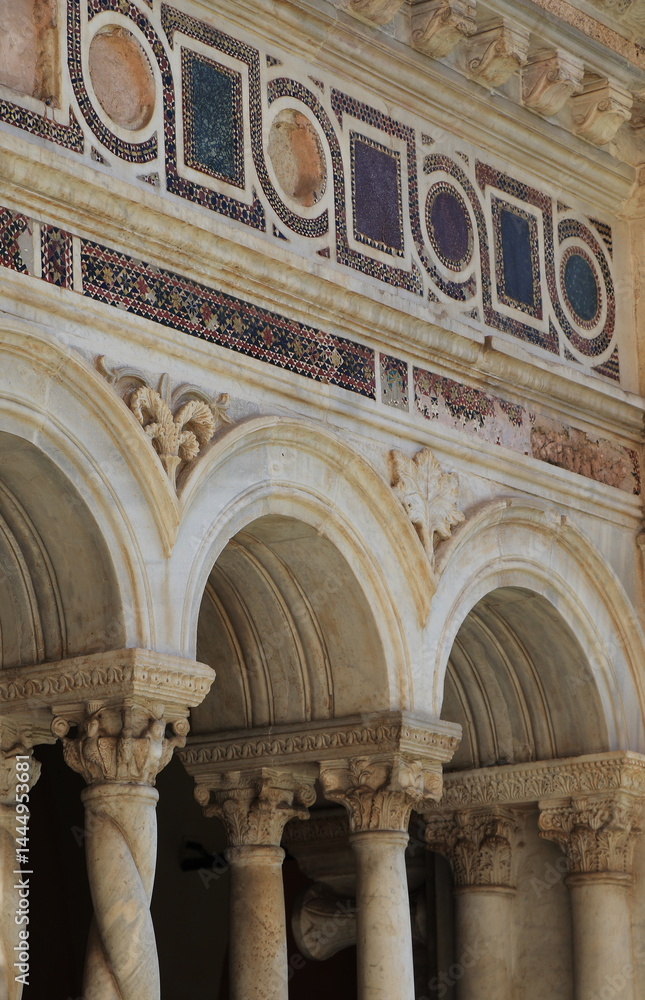Obraz premium St. John Lateran Basilica Cloister Detail with Arches and Cosmatesque Mosaic Decoration in Rome, Italyl
