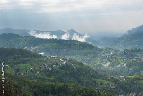 paesaggio di montagna dopo il temporale