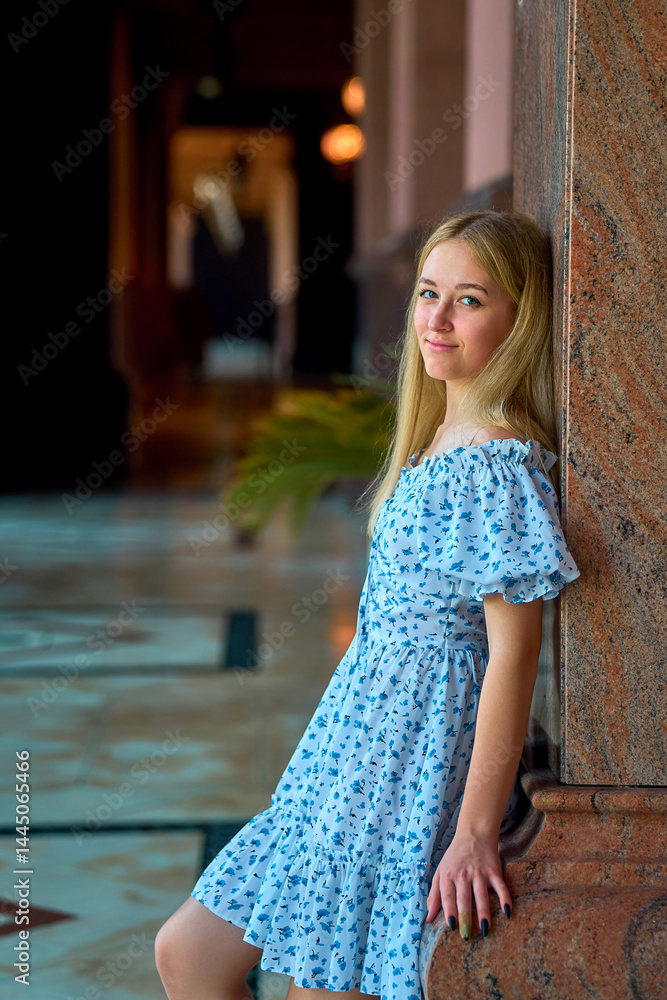 Fototapeta premium girl on the background of Arab architecture