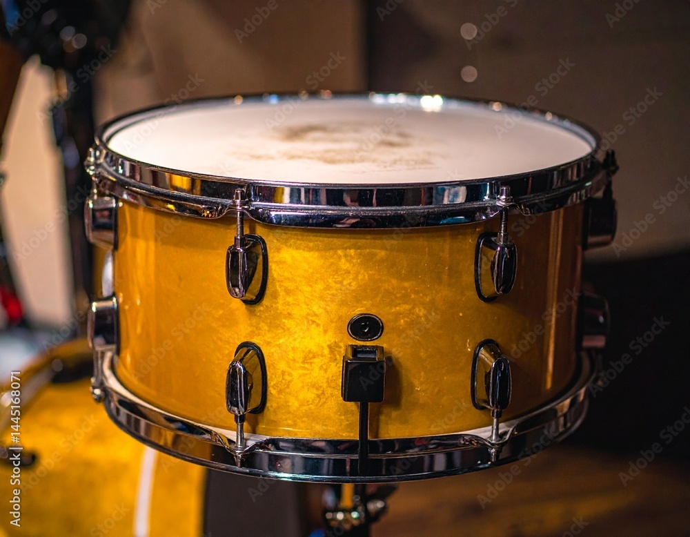 Obraz premium Golden Yellow Snare Drum in a lost place