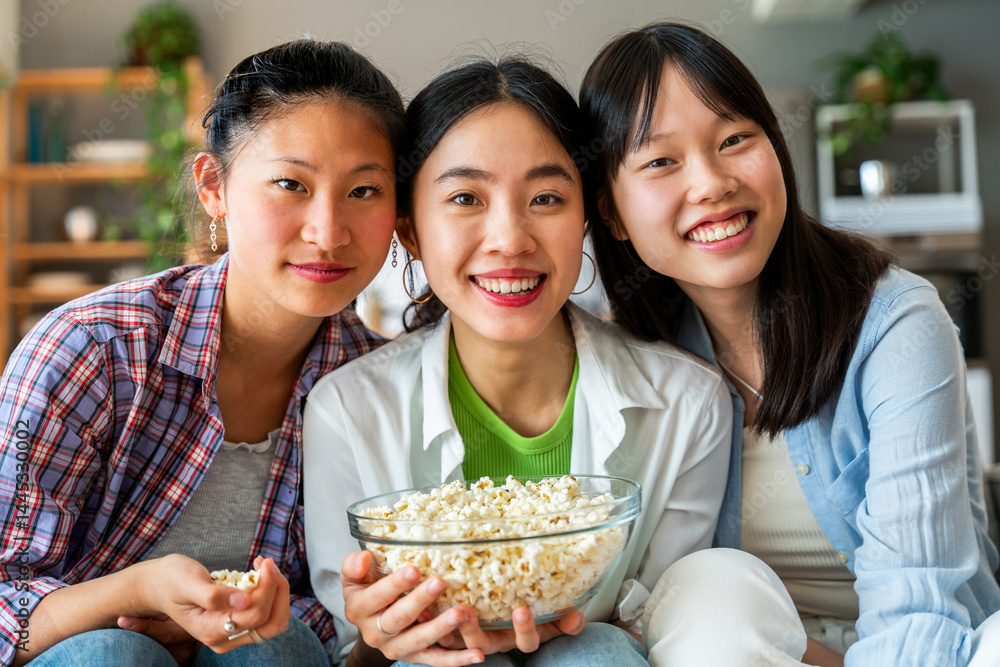 Naklejka premium Happy beautiful chinese women friends bonding at home