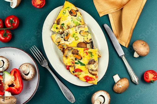 Foto Classic egg omelet with seafood.