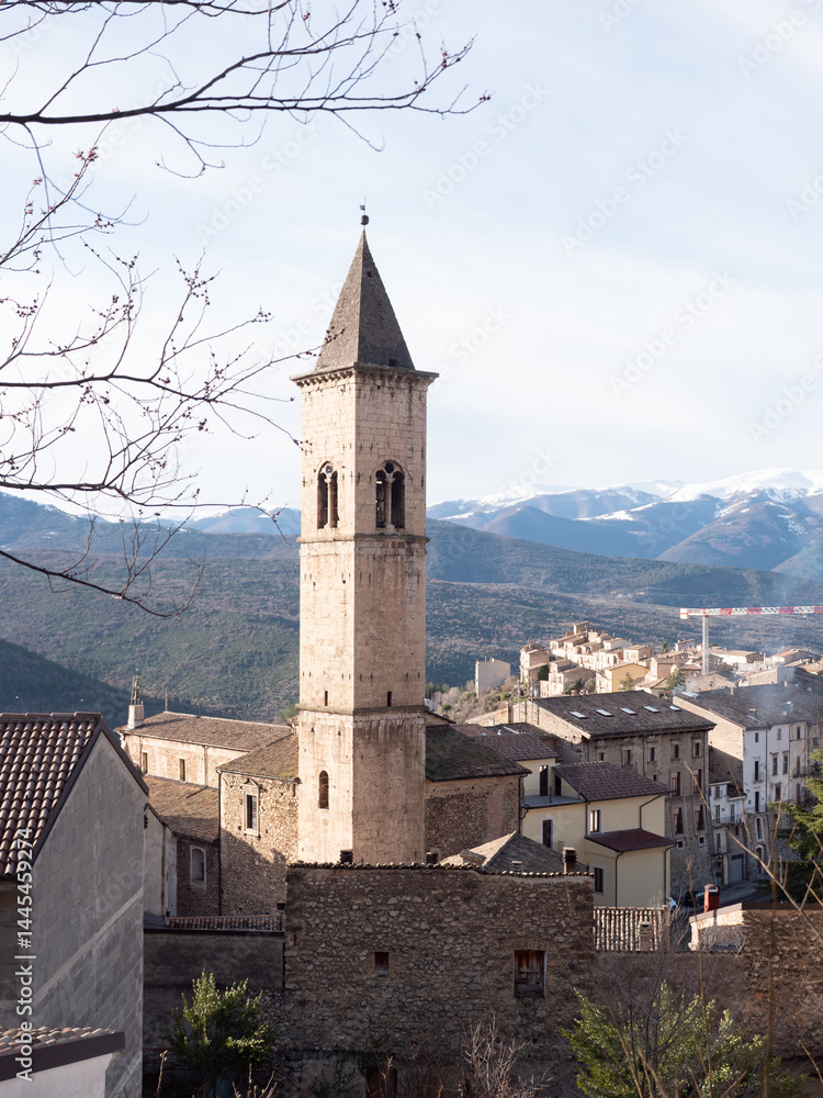 Fototapeta premium Il suggestivo borgo di Pacentro, nei pressi di Sulmona 