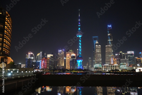 Wallpaper Mural Shanghai bei Nacht, Oriental Pearl Tower, China, bunt, Farbe, Stadt, Hochhaus, Silhouette, Asien, modern, Turm, Fernsehturm, Perle des Ostens, Fluss, Wasser, Licht, Panorama, anreisen, Reise Torontodigital.ca