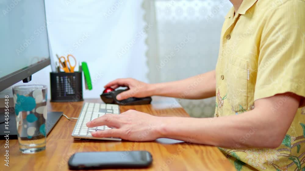 マウスを操作した後キーボードを使って入力作業をする男性 マウスを操作した後キーボードを使って入力作業をする男性