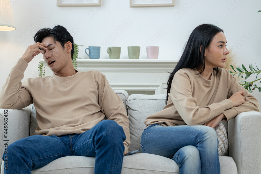 Obraz premium Couples have conflicts and quarrels loudly, using emotions as problems that cause family to break up.