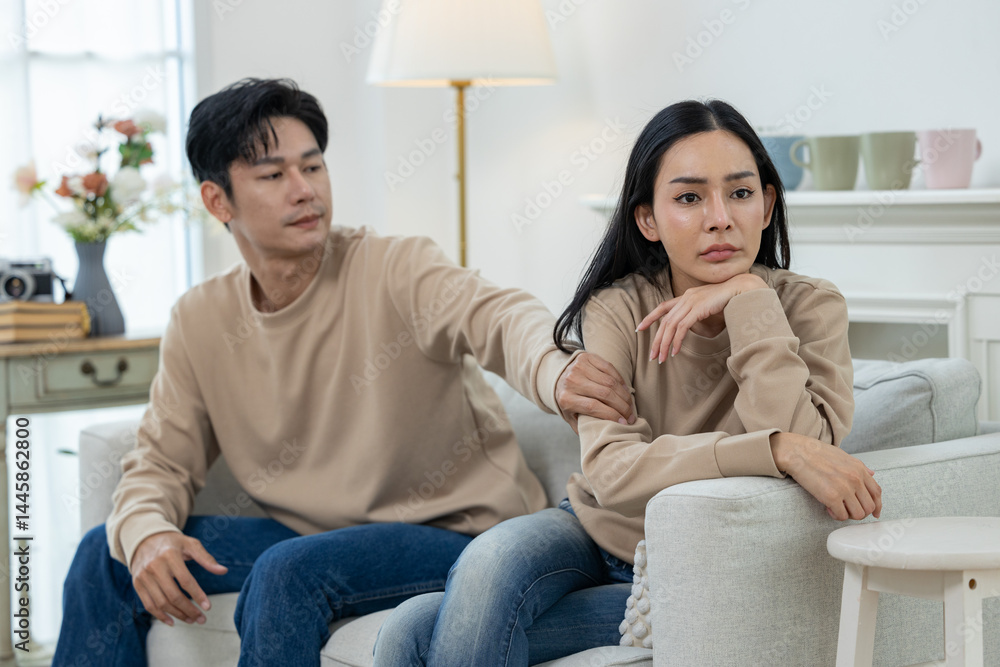 Obraz premium Couples have conflicts and quarrels loudly, using emotions as problems that cause family to break up.