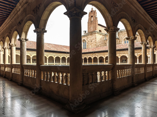 Vista del claustro del antiguo convento de San Marcos en León, España