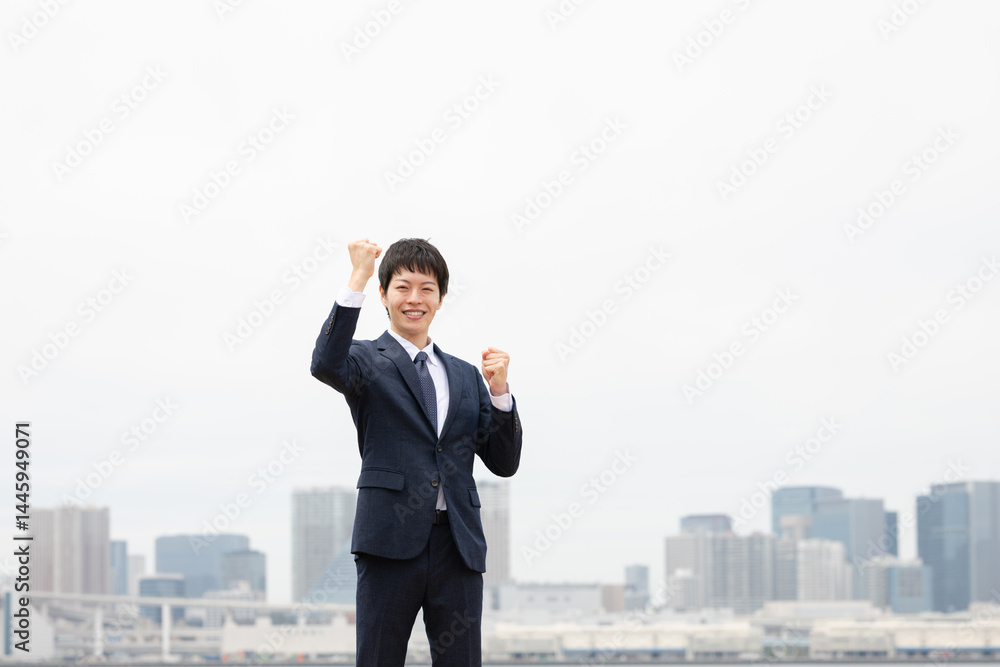 ガッツポーズをするビジネスマン ガッツポーズをするビジネスマン