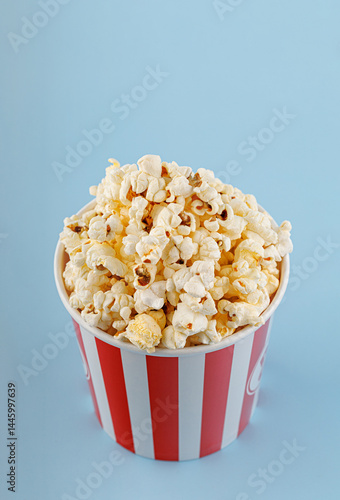 Obraz na płótnie Classic red striped popcorn cardboard cup on blue background w salonie