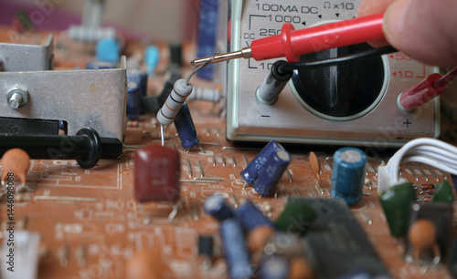 Konstfotografi Testing electronic components with the multimeter