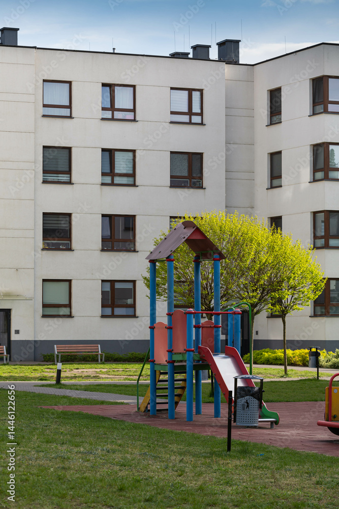 Osiedle mieszkaniowe, blok i plac zabaw
