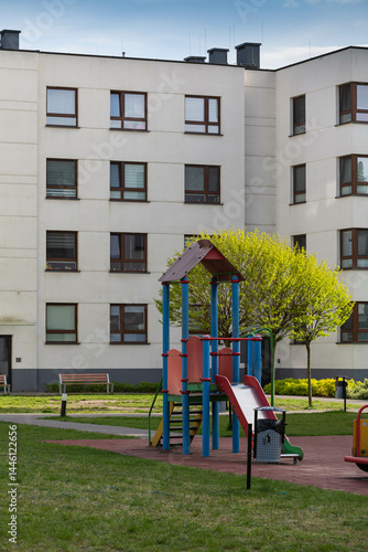 Osiedle mieszkaniowe, blok i plac zabaw 