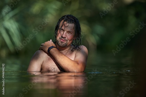 Obraz na płótnie Man swimming in a small river in summer w salonie