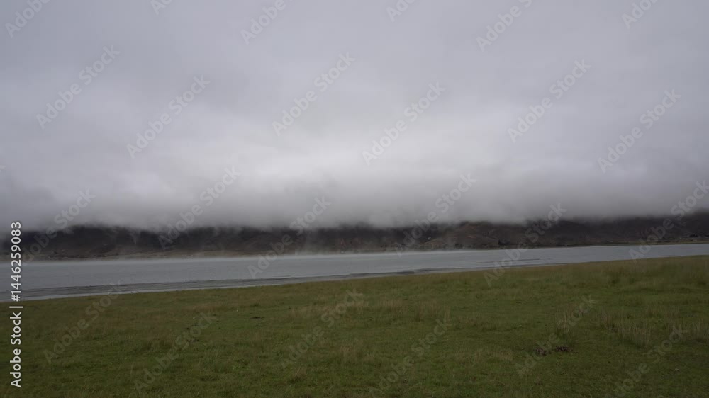neblina en laguna de cordillera